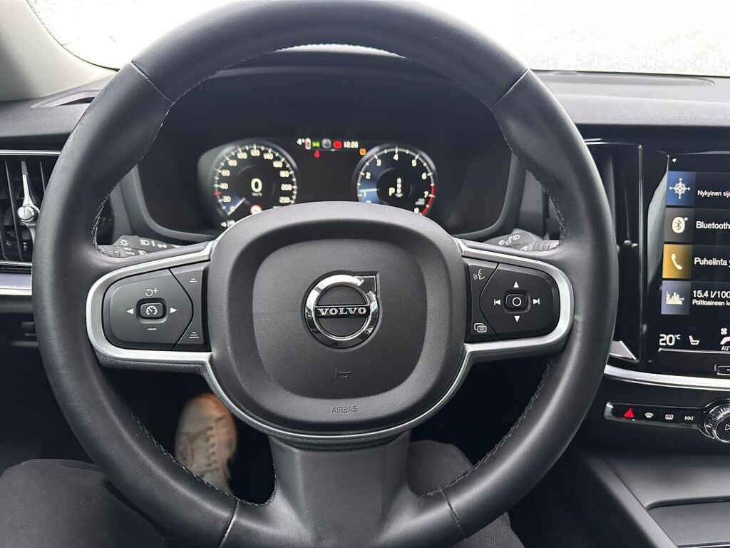 Volvo V60 2022 Musta