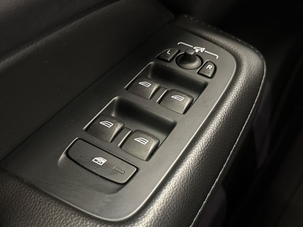 Volvo V60 2022 Musta