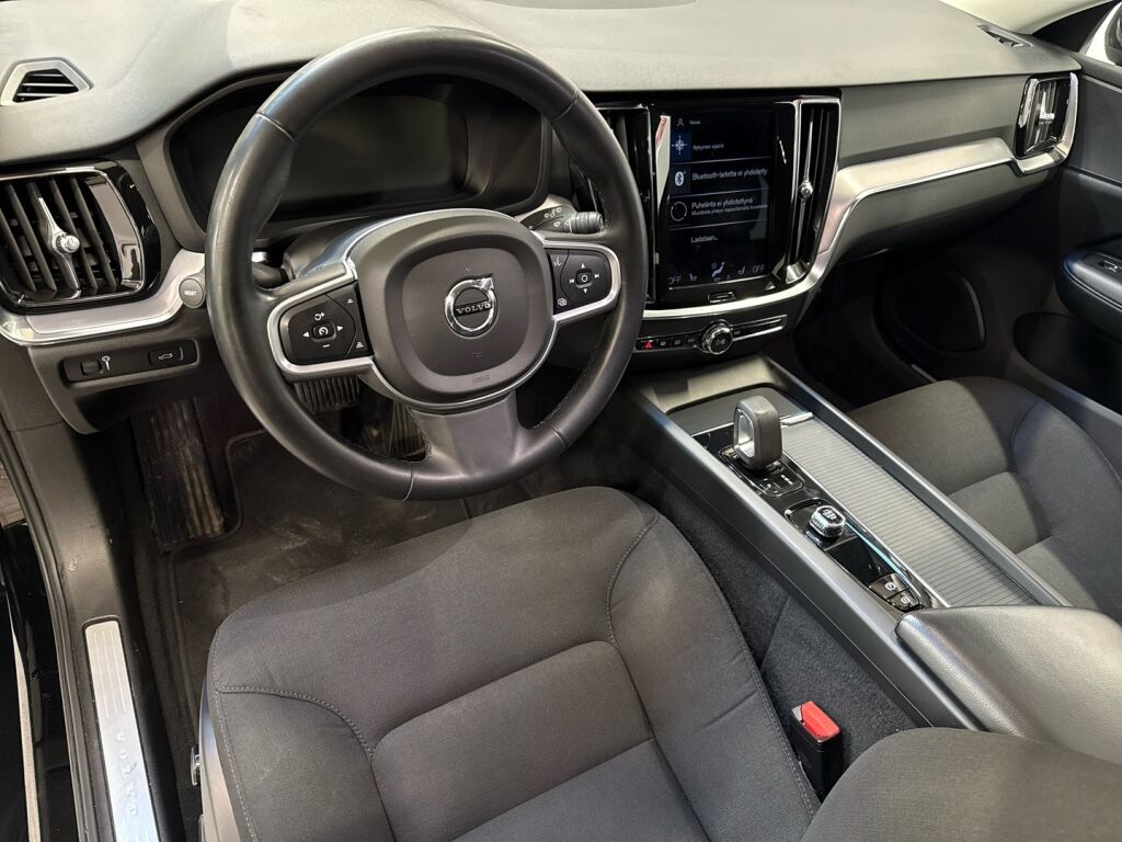 Volvo V60 2022 Musta