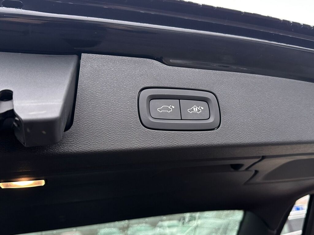 Volvo V60 2022 Musta