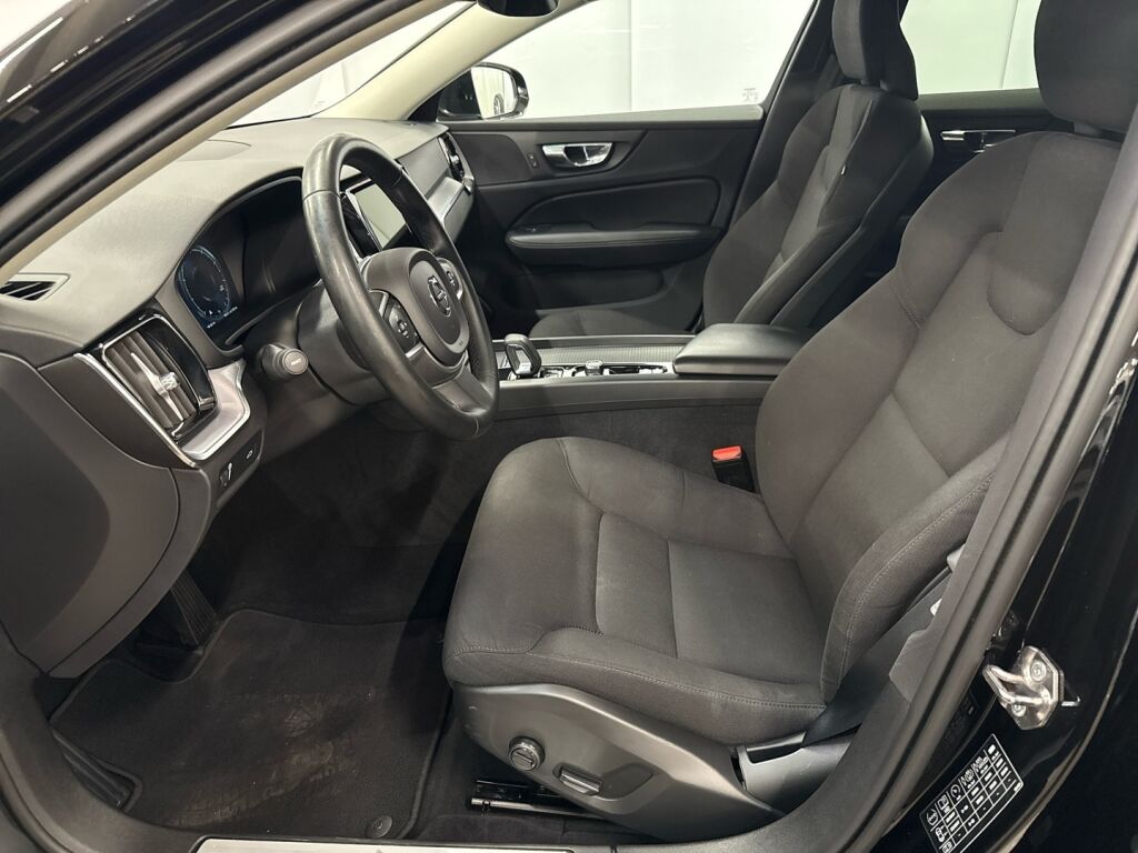 Volvo V60 2022 Musta
