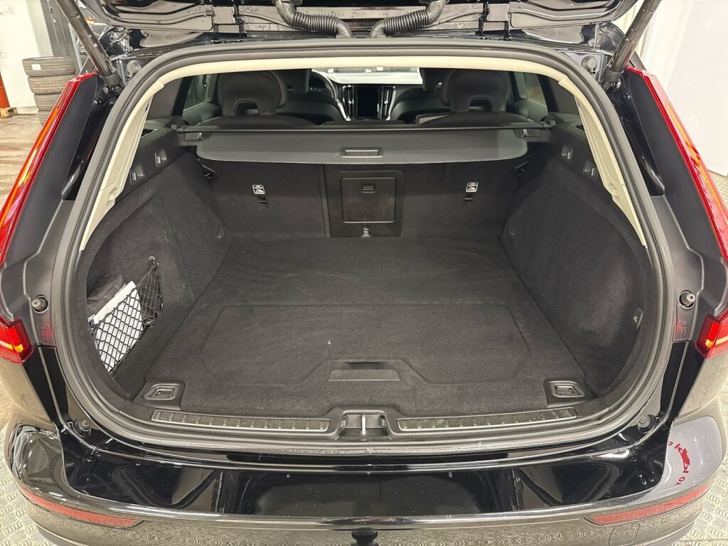 Volvo V60 2022 Musta