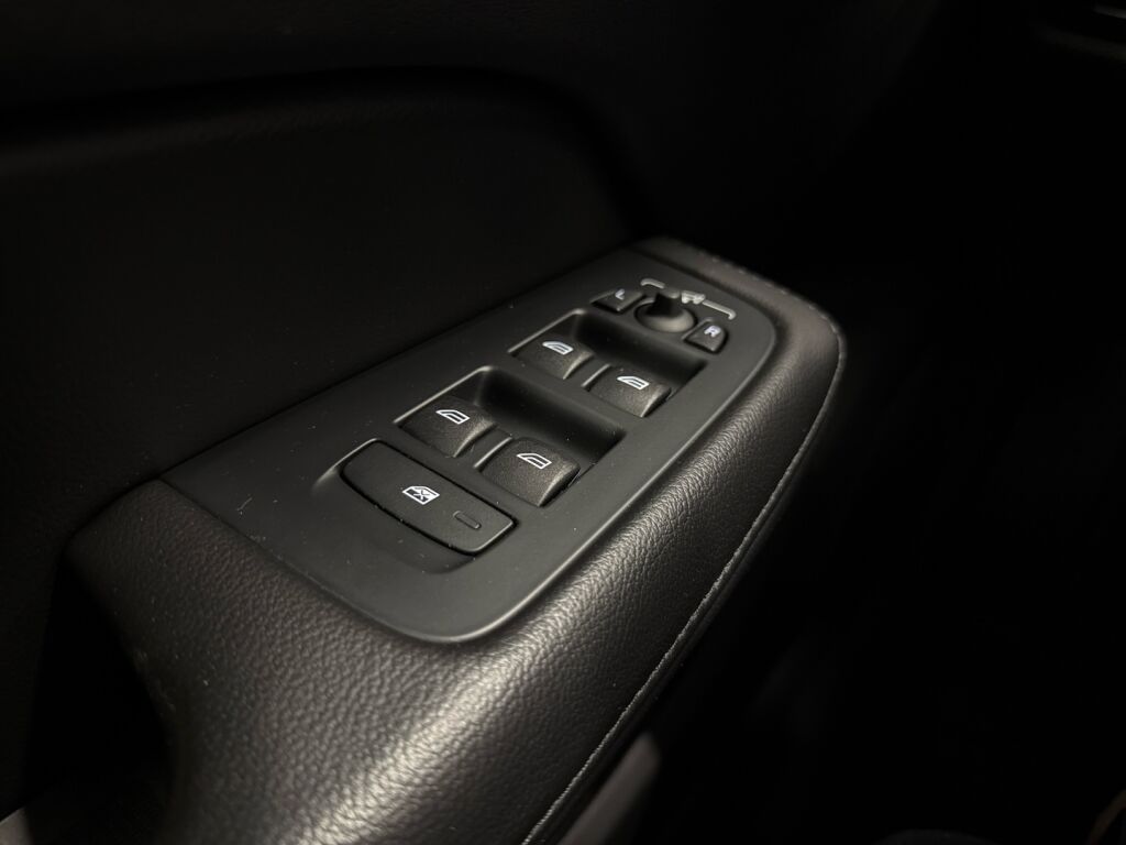 Volvo V60 2022 Musta