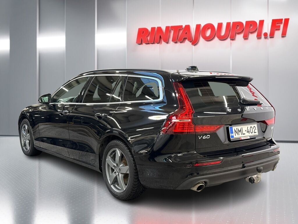 Volvo V60 2022 Musta