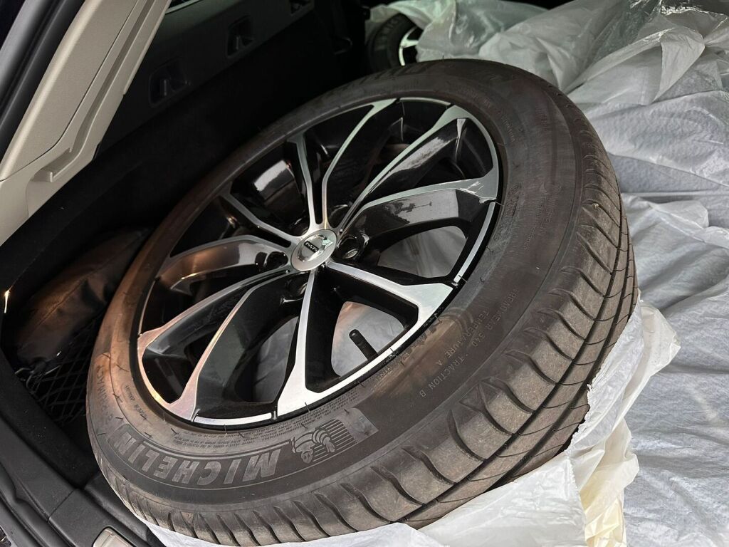 Volvo V60 2022 Musta