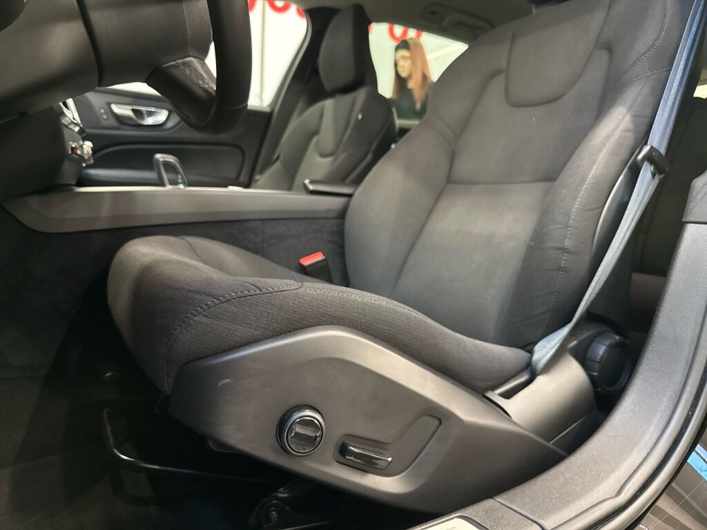 Volvo V60 2022 Musta