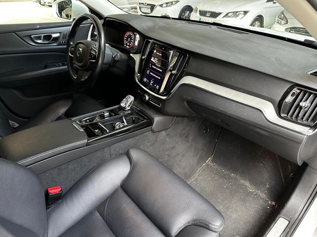 Volvo V60 2022 Valkoinen