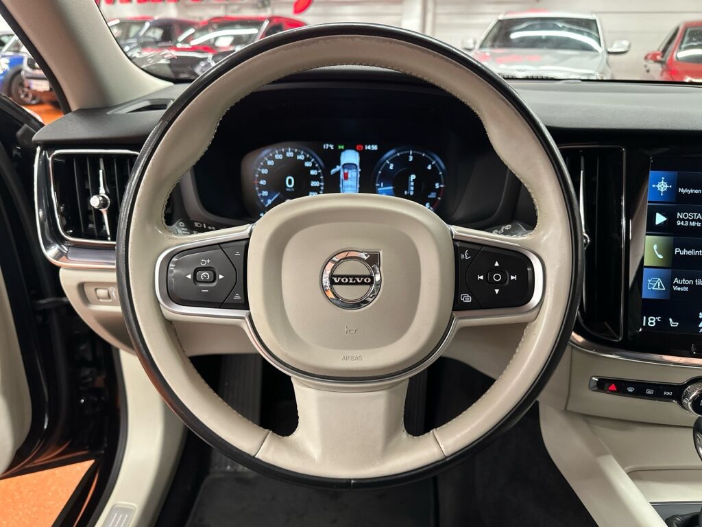 Volvo V60 2019 Musta