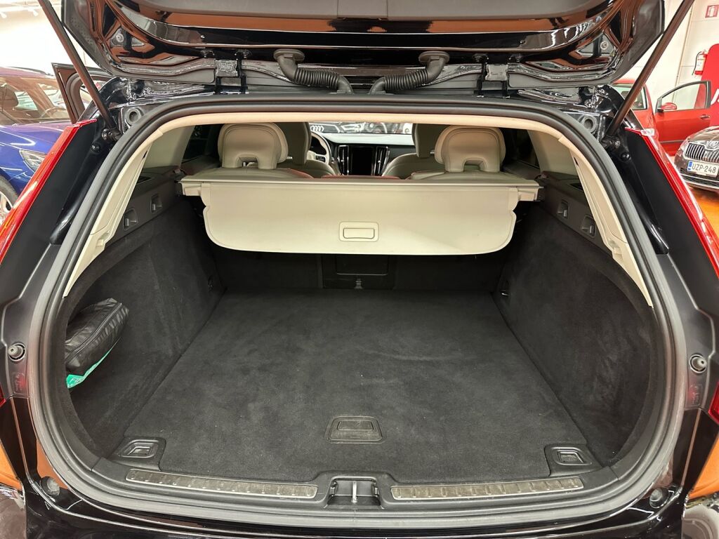 Volvo V60 2019 Musta