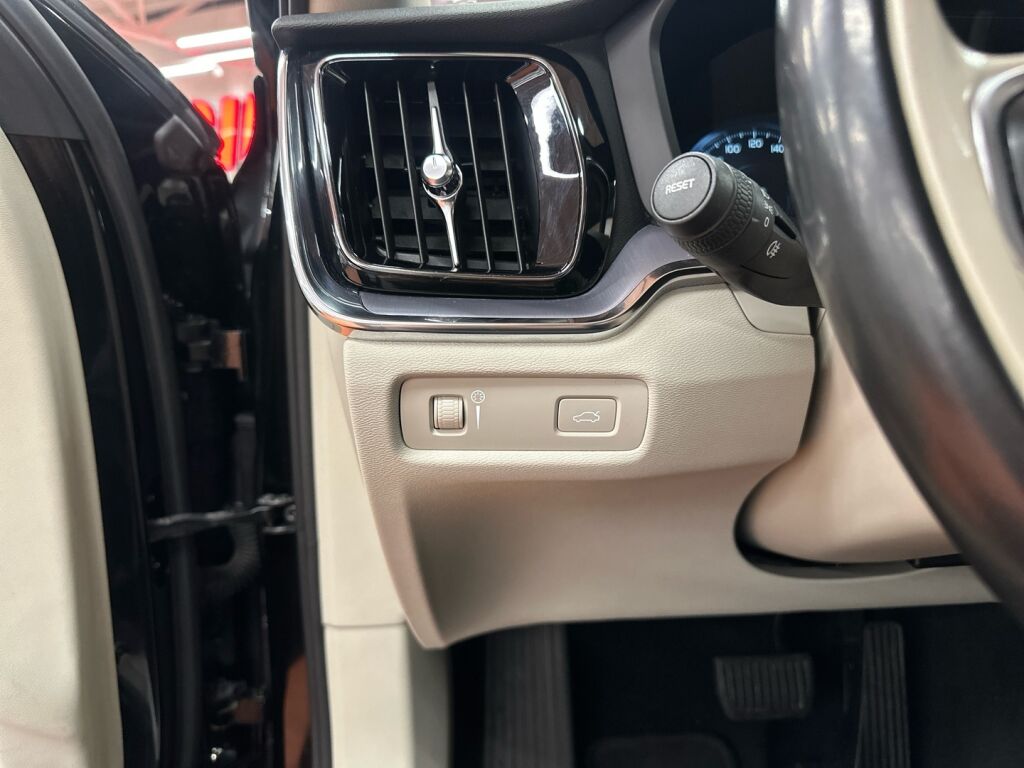 Volvo V60 2019 Musta