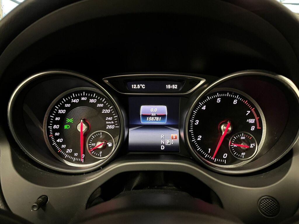 Mercedes-Benz CLA 2017 Punainen