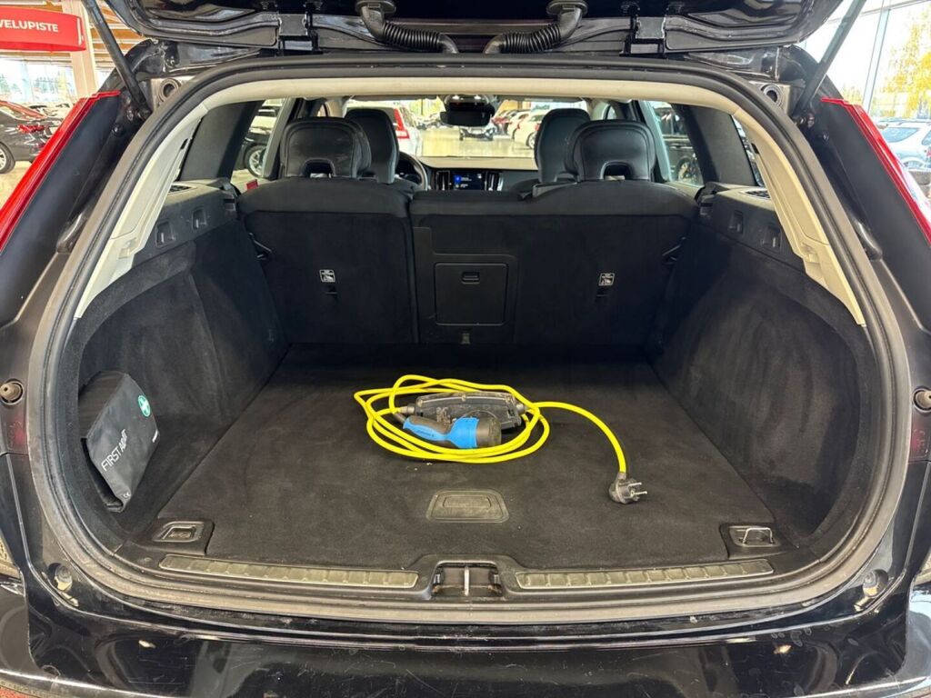 Volvo V60 2019 Musta