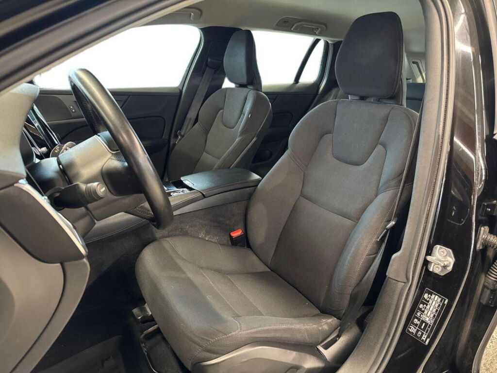 Volvo V60 2019 Musta