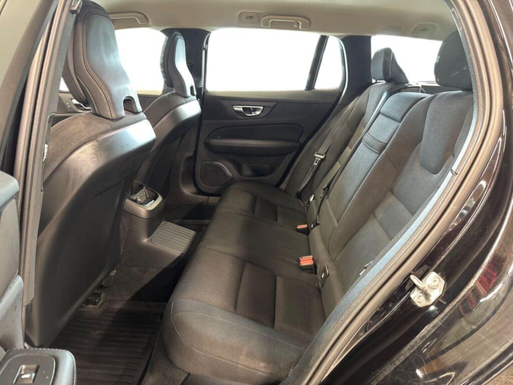 Volvo V60 2019 Musta