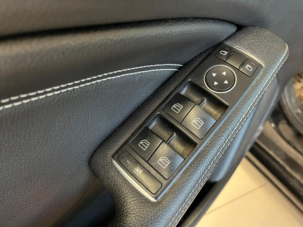 Mercedes-Benz A 2015 Musta