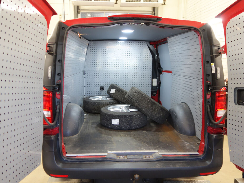 Mercedes-Benz Vito 2022 Punainen