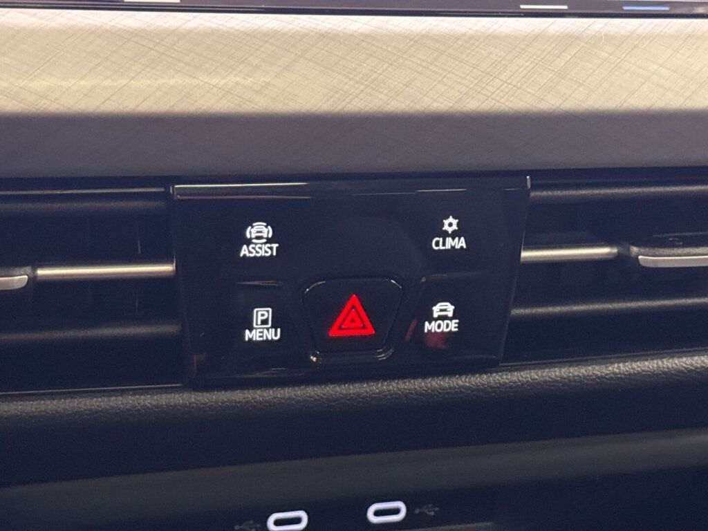 Volkswagen Golf 2022 Musta