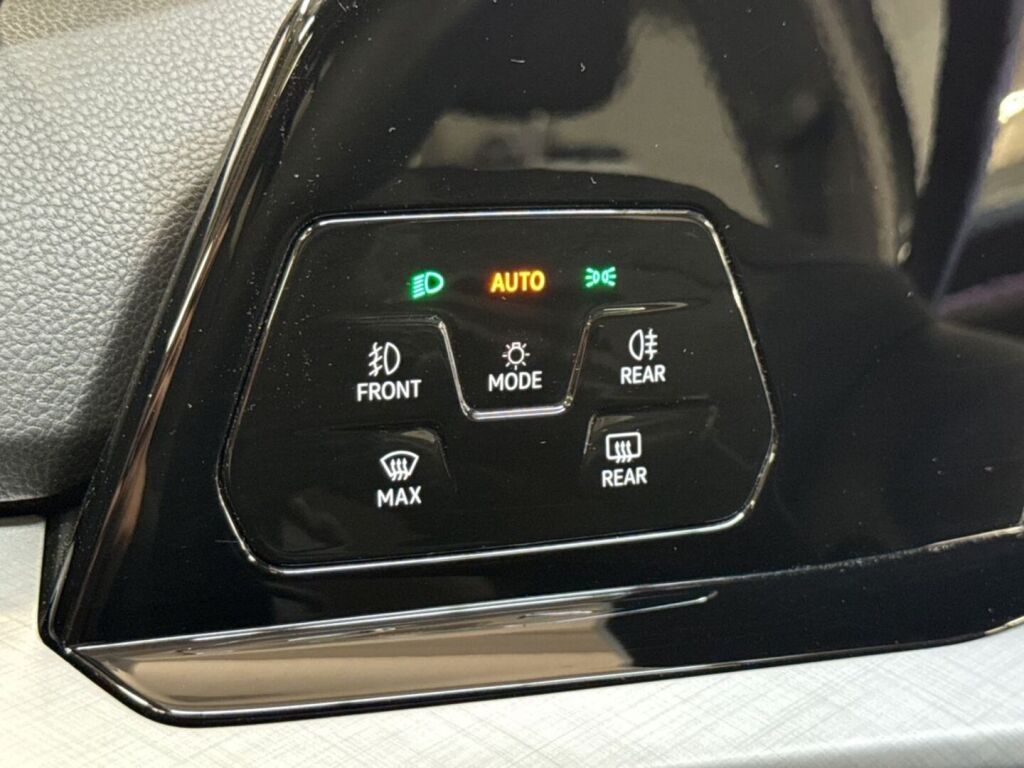 Volkswagen Golf 2022 Musta