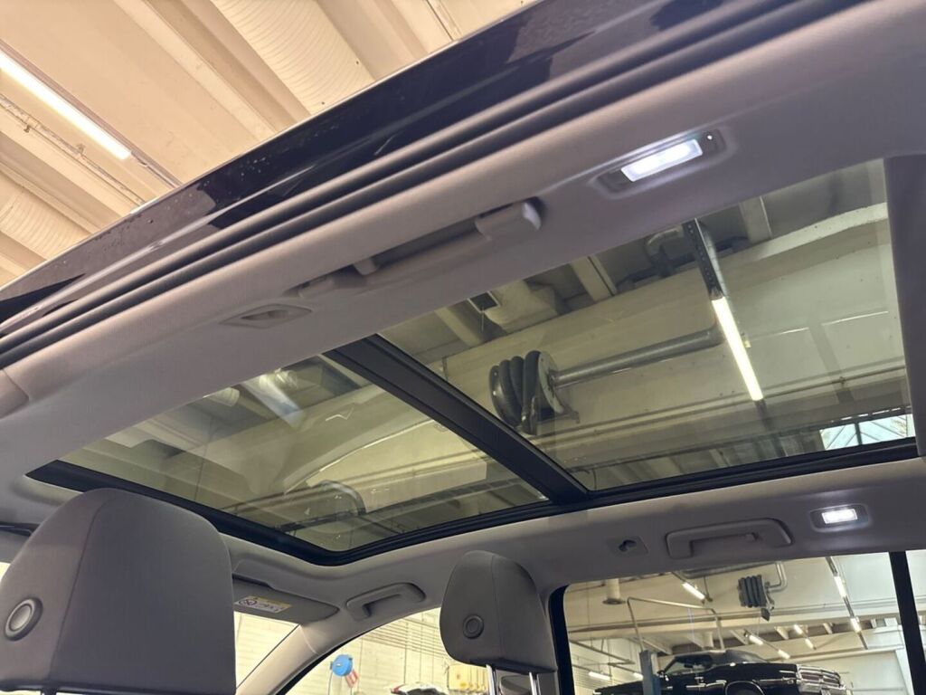 Volkswagen Golf 2022 Musta