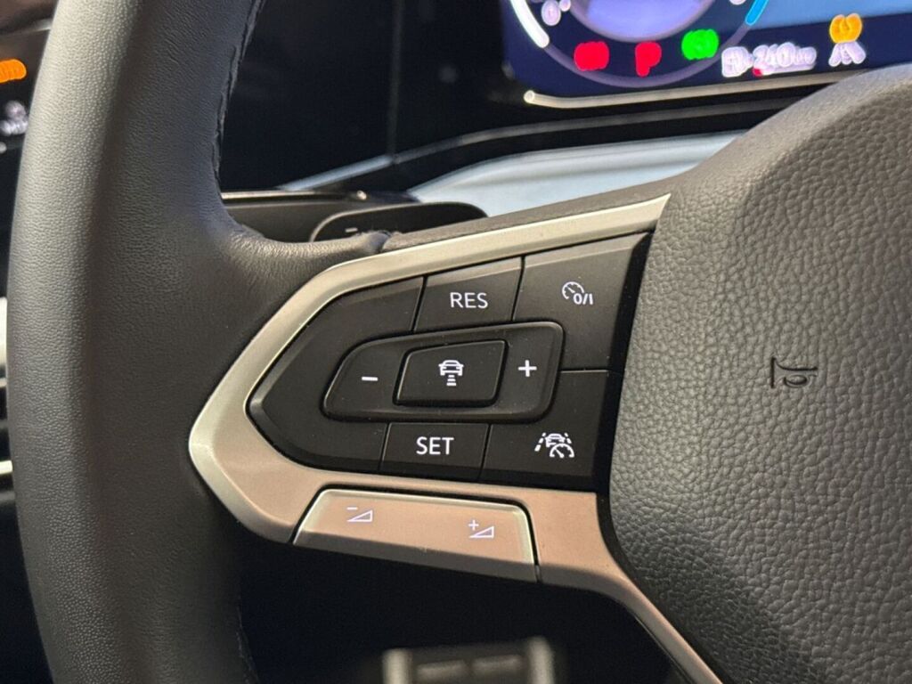 Volkswagen Golf 2022 Musta