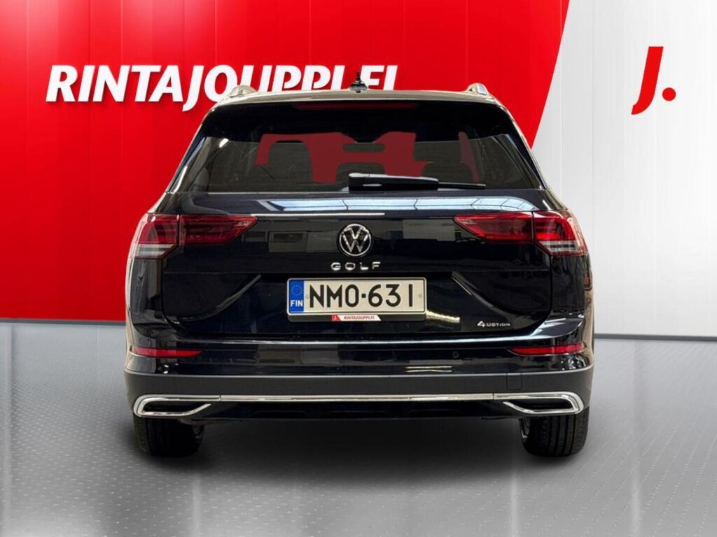 Volkswagen Golf 2022 Musta