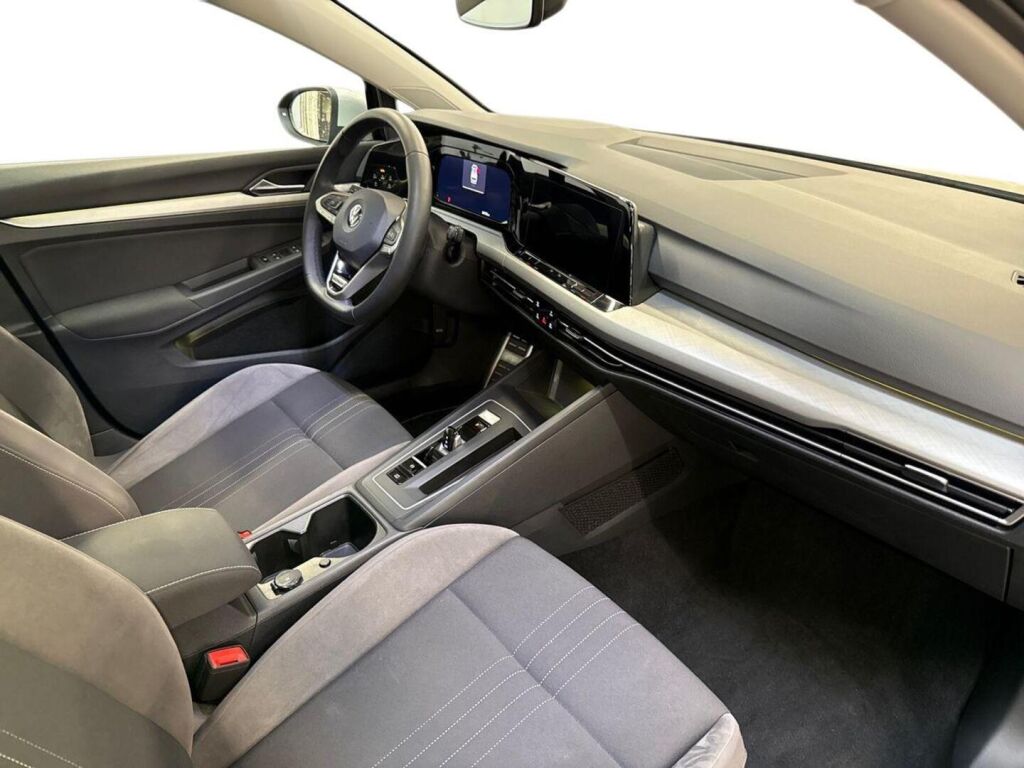 Volkswagen Golf 2022 Musta