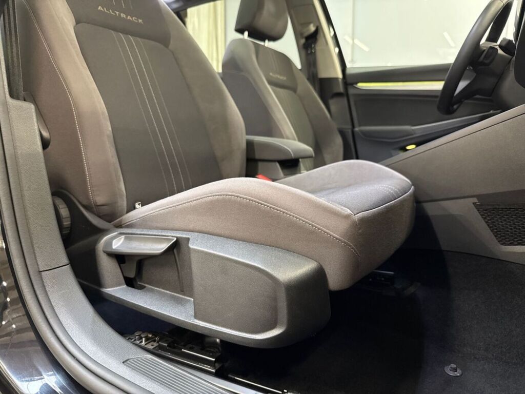 Volkswagen Golf 2022 Musta