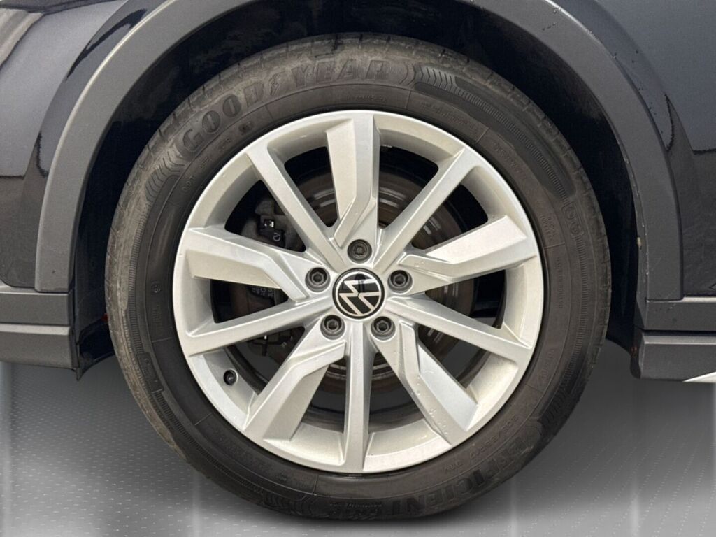 Volkswagen Golf 2022 Musta