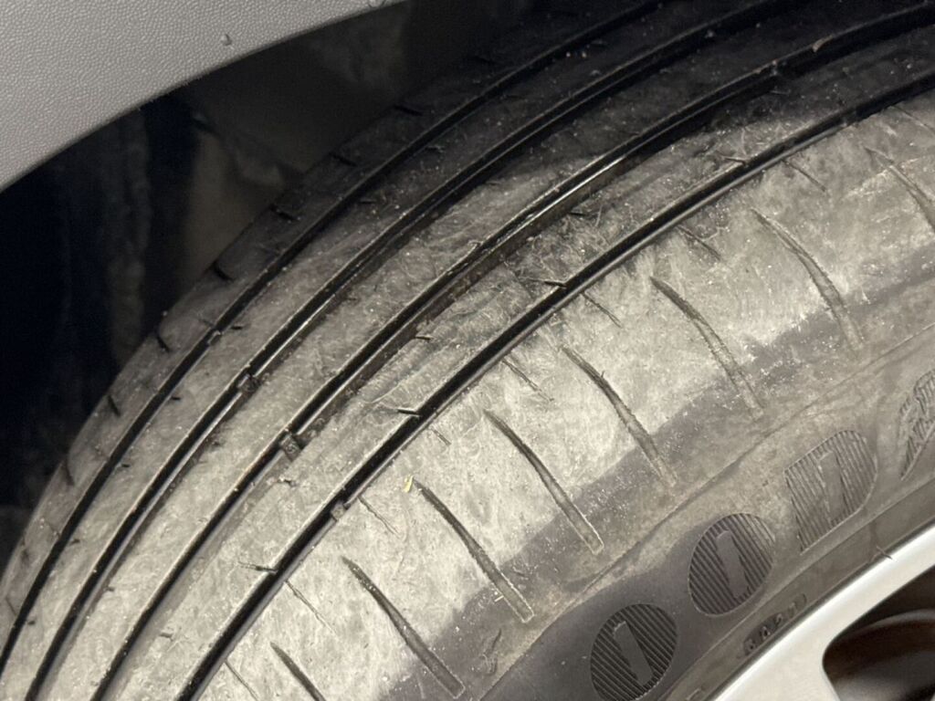 Volkswagen Golf 2022 Musta