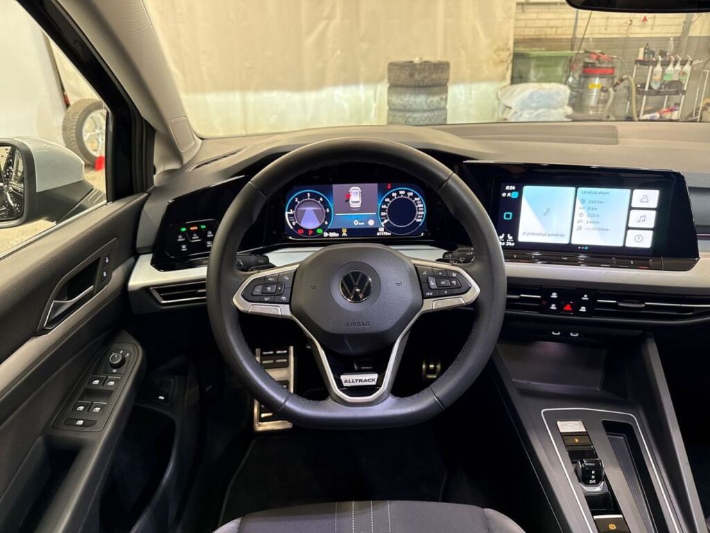 Volkswagen Golf 2022 Musta