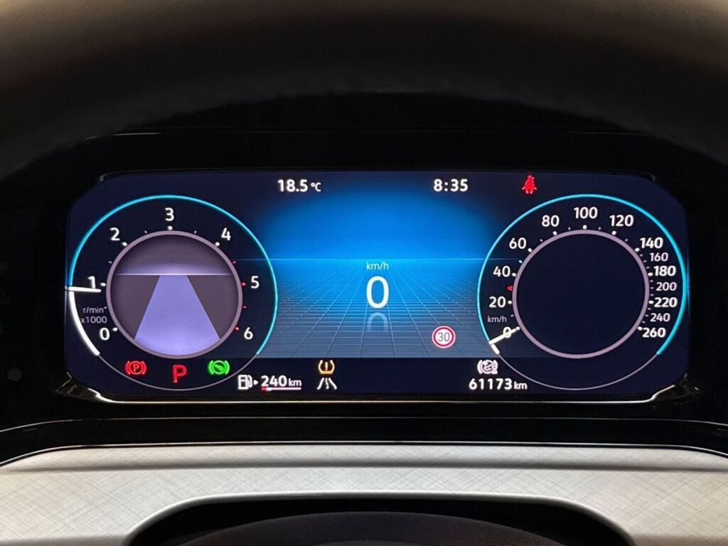 Volkswagen Golf 2022 Musta