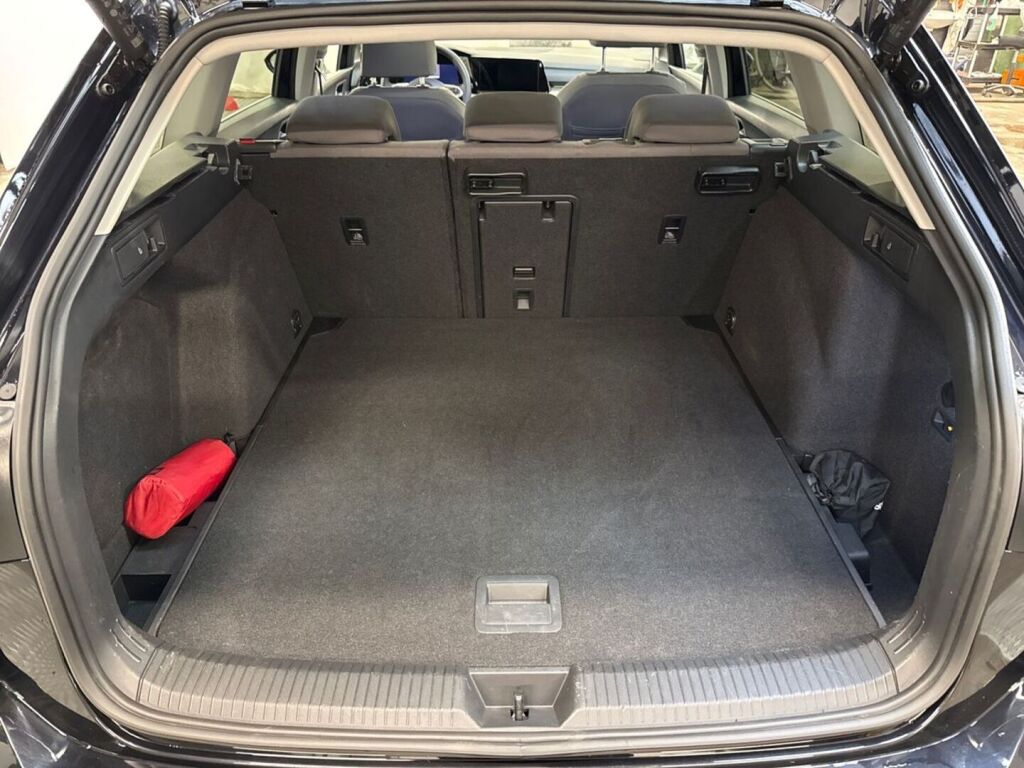 Volkswagen Golf 2022 Musta