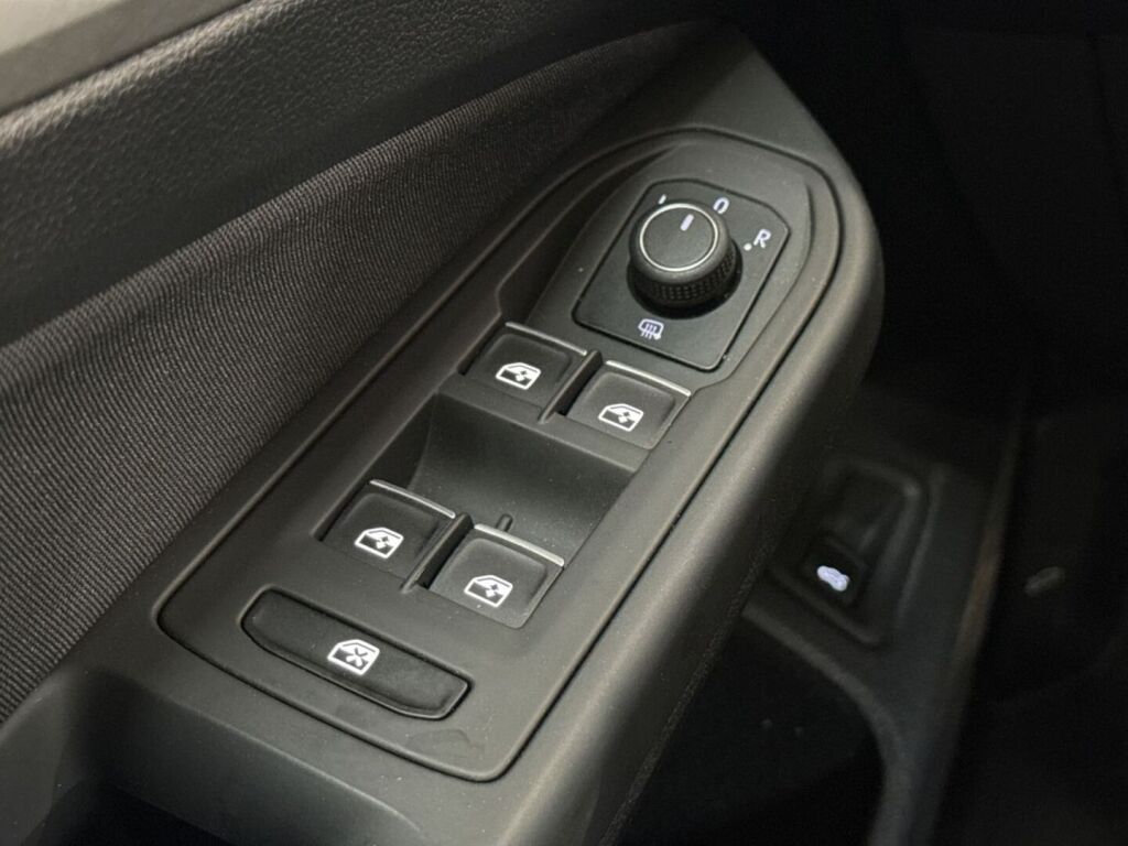 Volkswagen Golf 2022 Musta