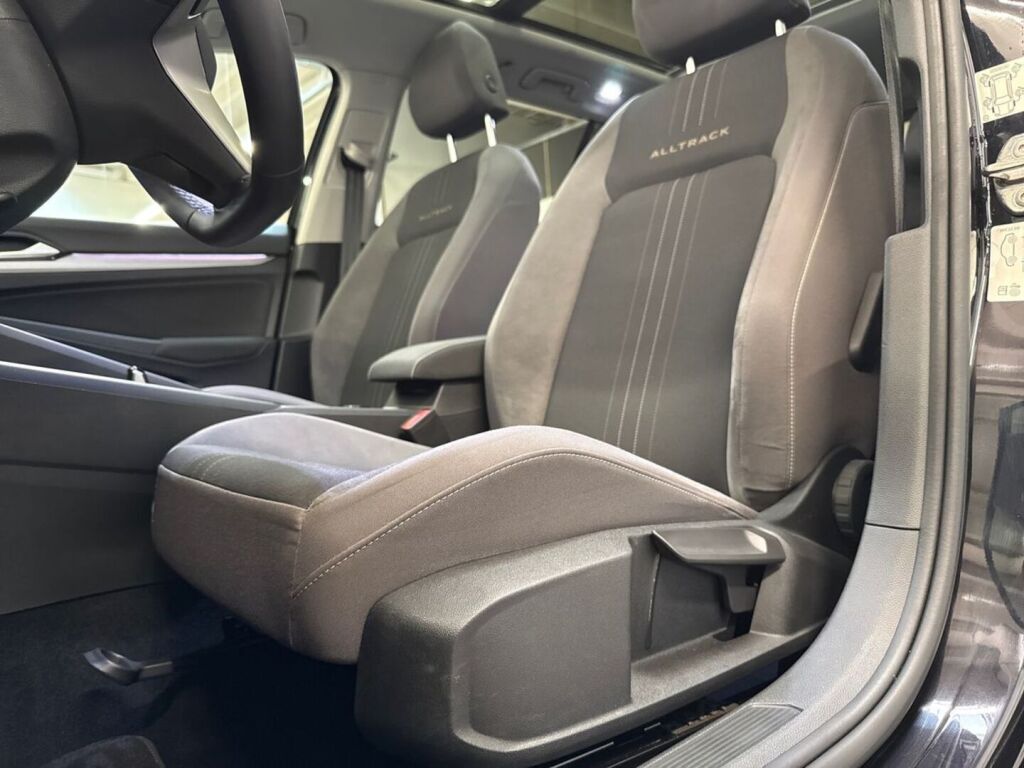 Volkswagen Golf 2022 Musta