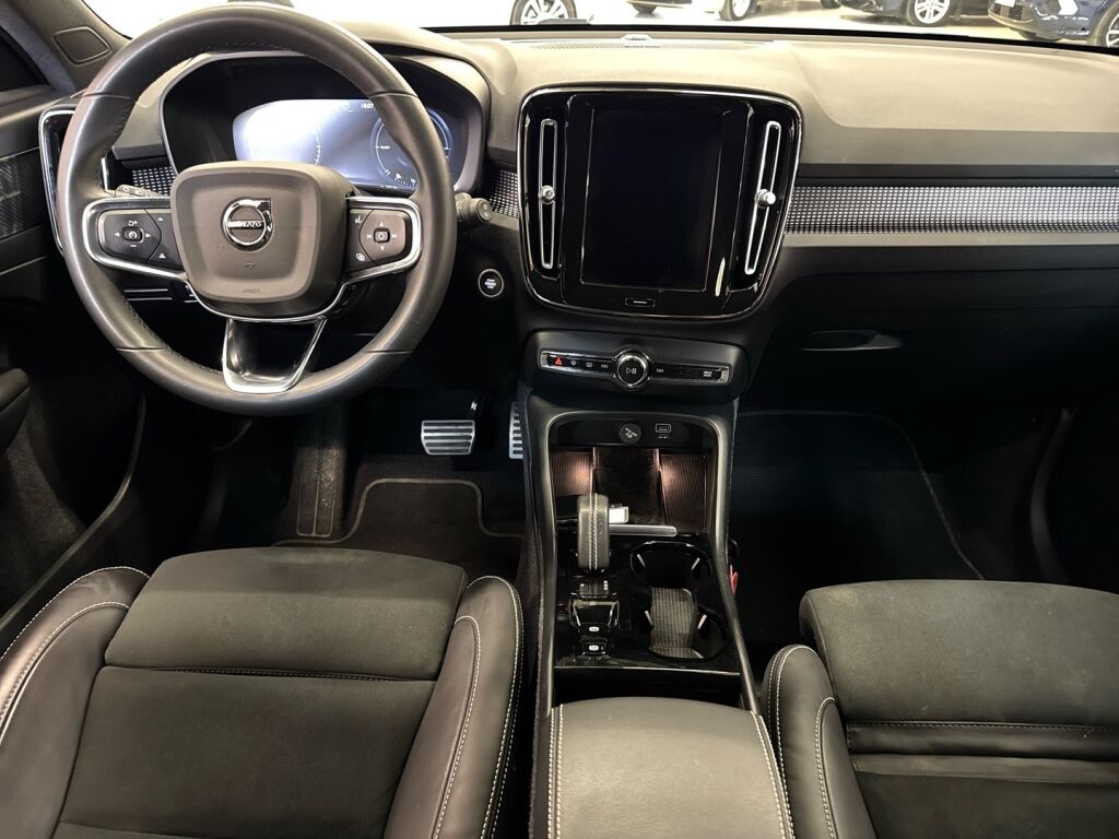 Volvo XC40 2022 Musta