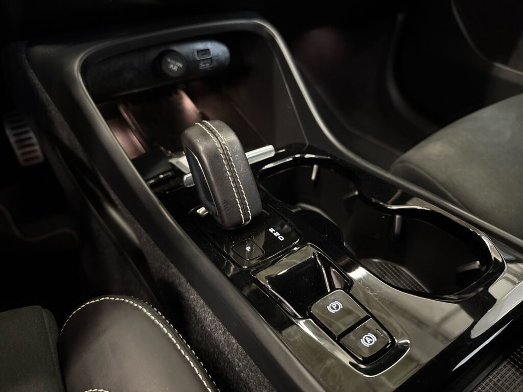 Volvo XC40 2022 Musta