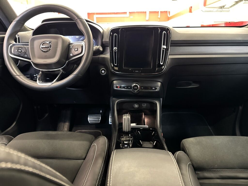 Volvo XC40 2022 Musta