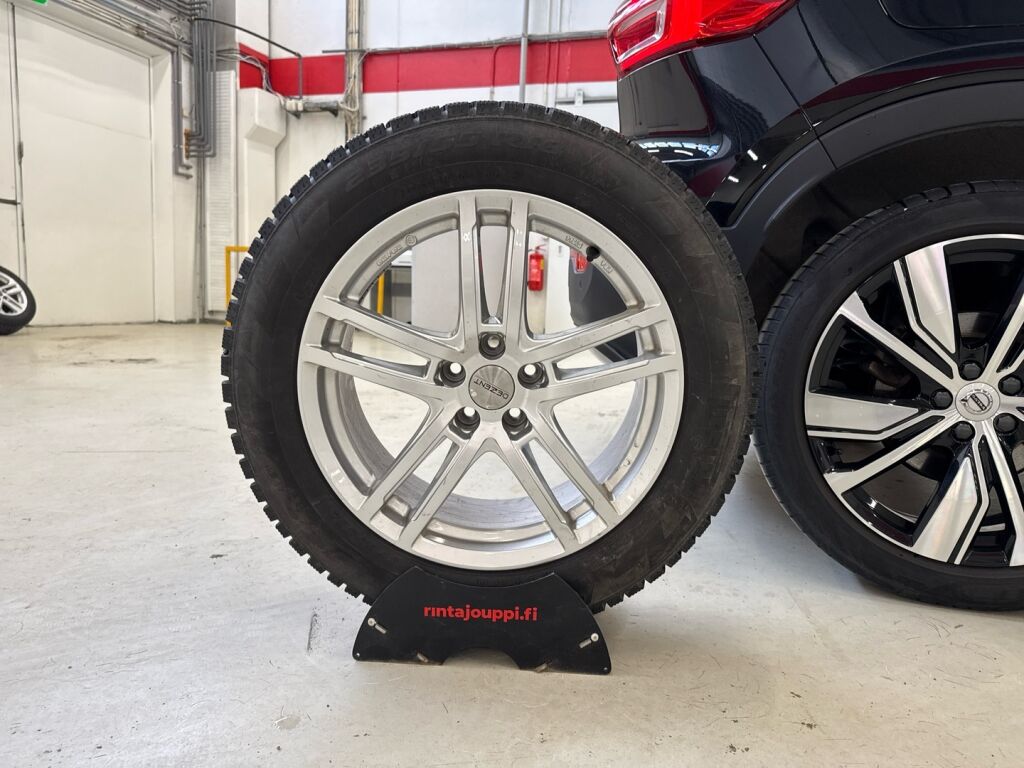 Volvo XC40 2022 Musta