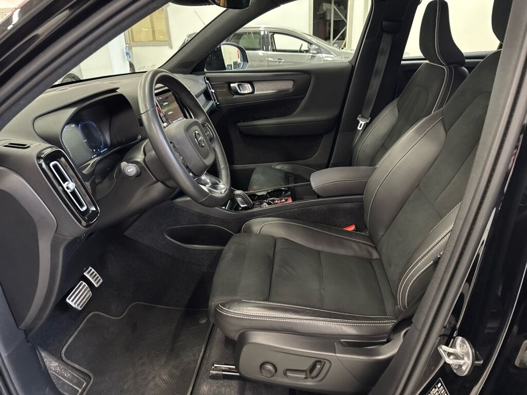 Volvo XC40 2022 Musta