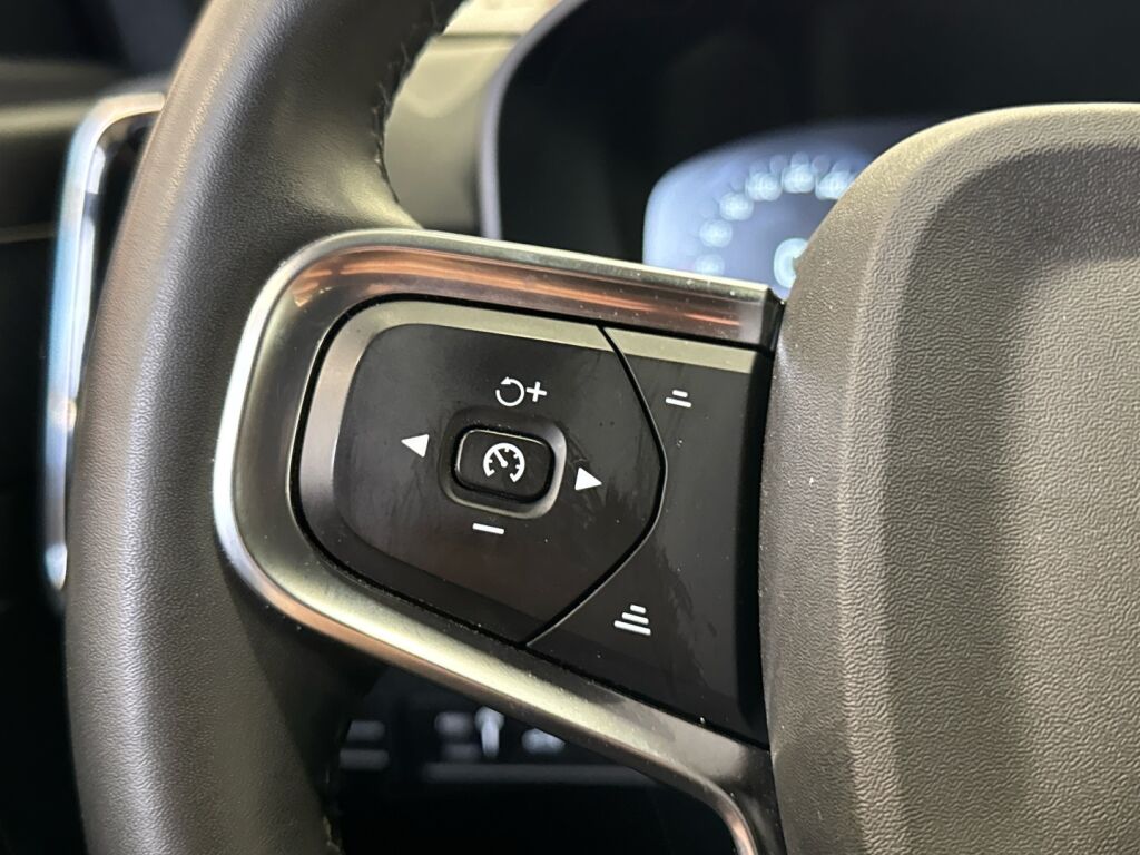 Volvo XC40 2022 Musta