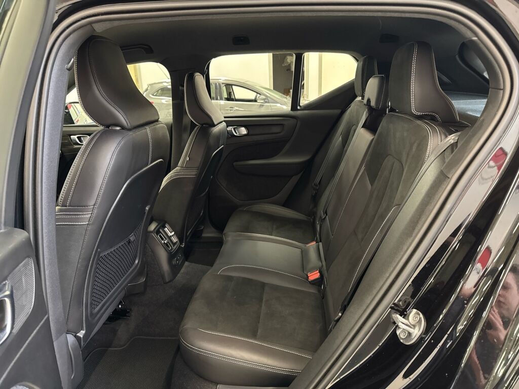 Volvo XC40 2022 Musta