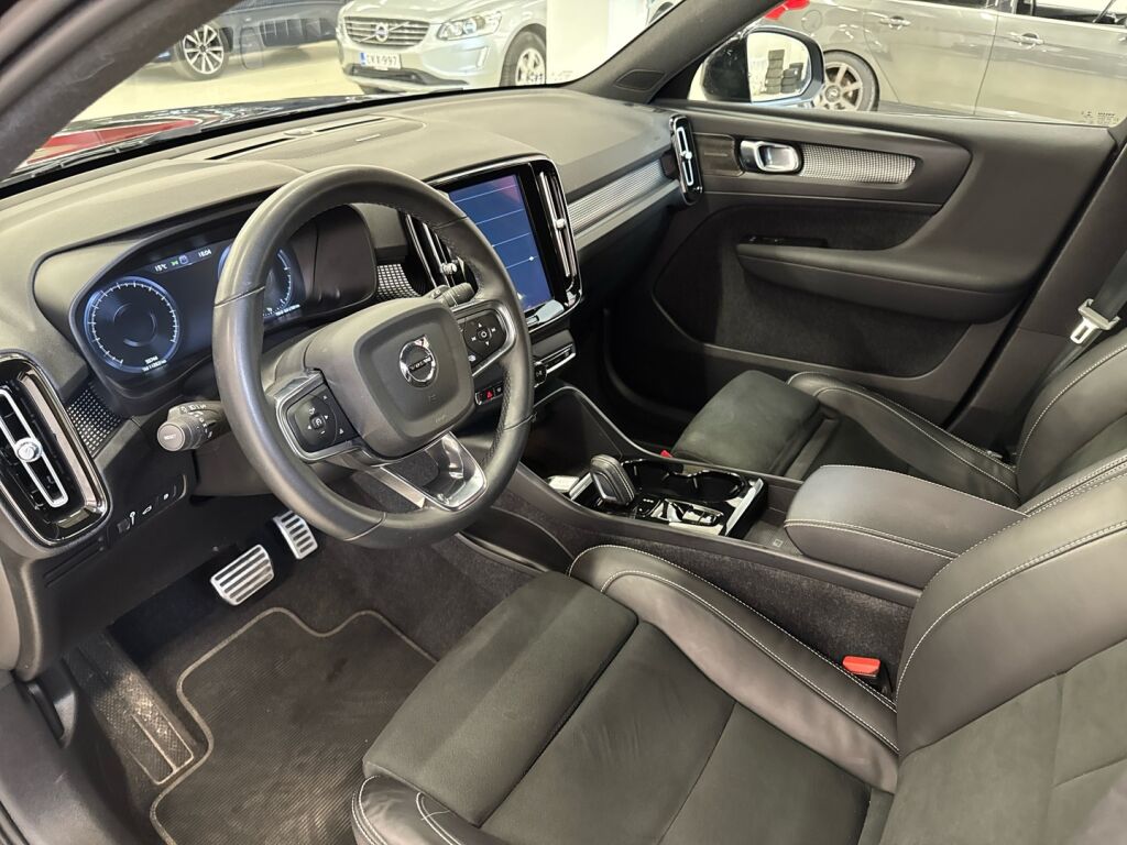 Volvo XC40 2022 Musta