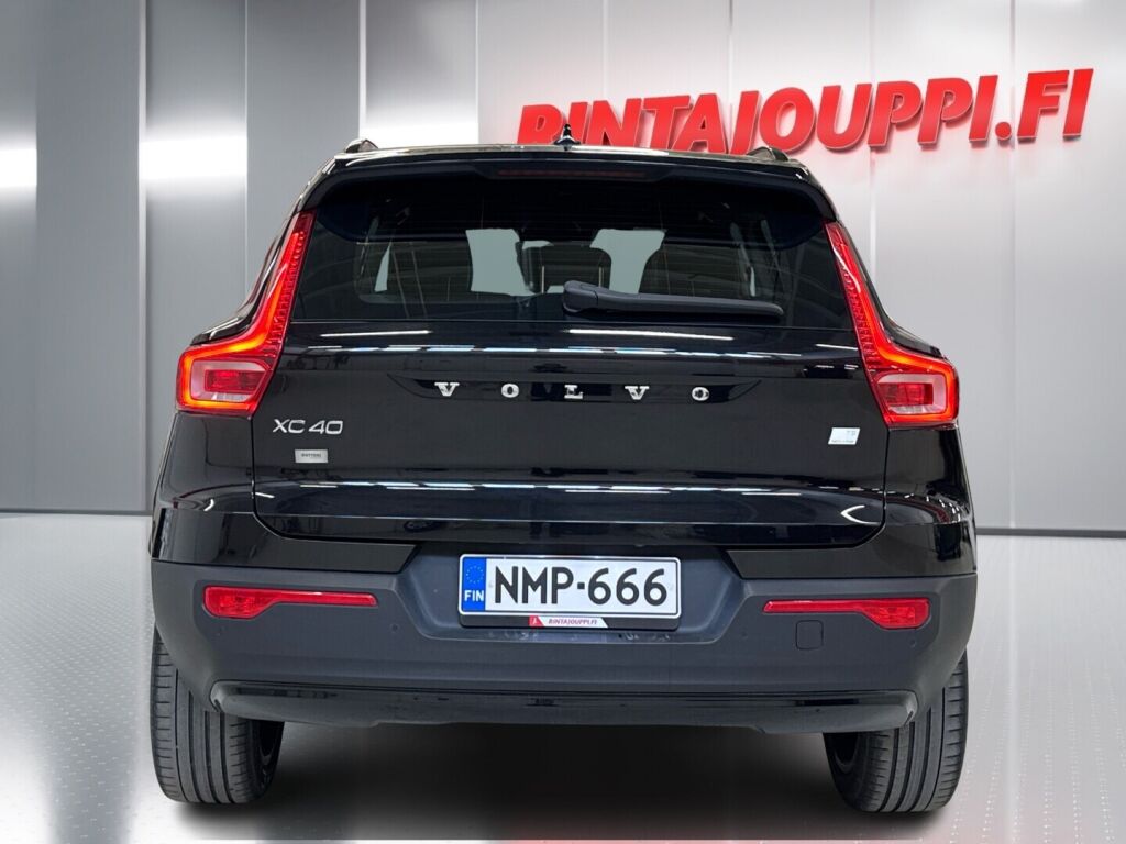 Volvo XC40 2022 Musta