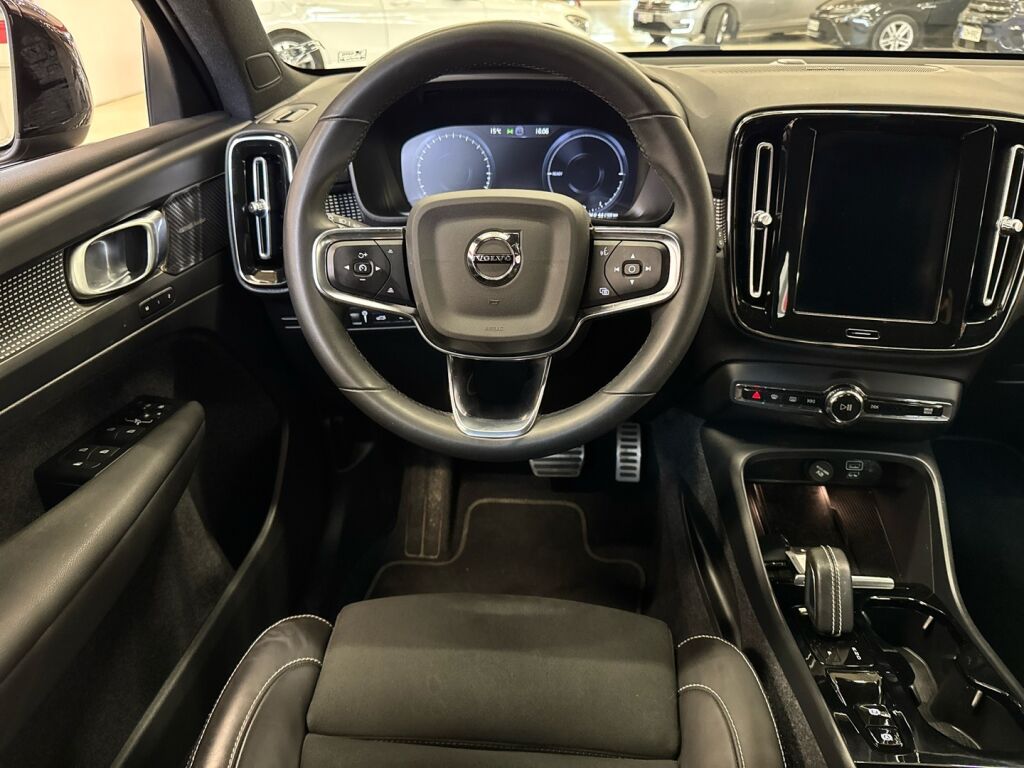 Volvo XC40 2022 Musta