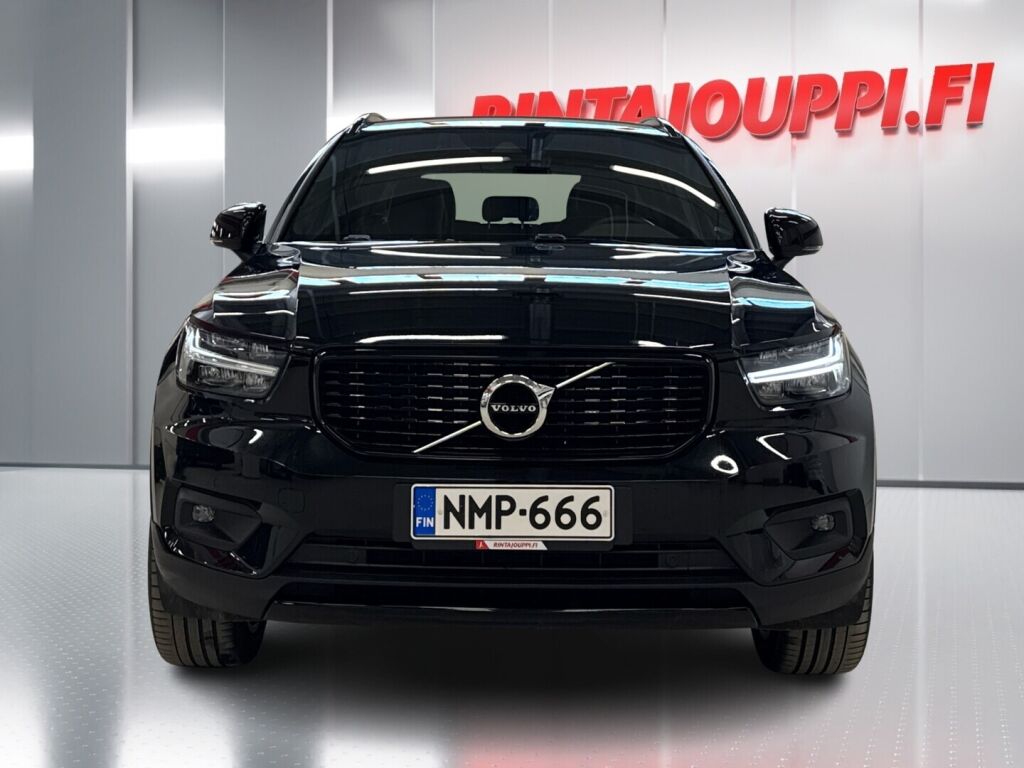 Volvo XC40 2022 Musta
