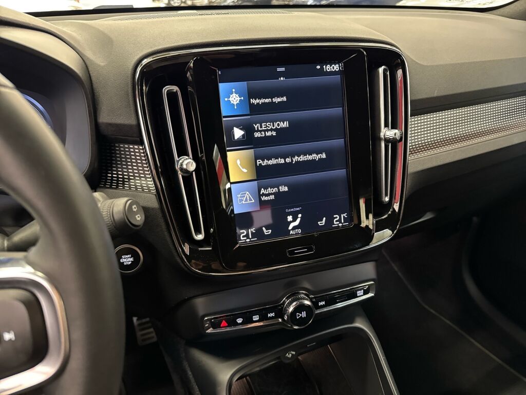 Volvo XC40 2022 Musta
