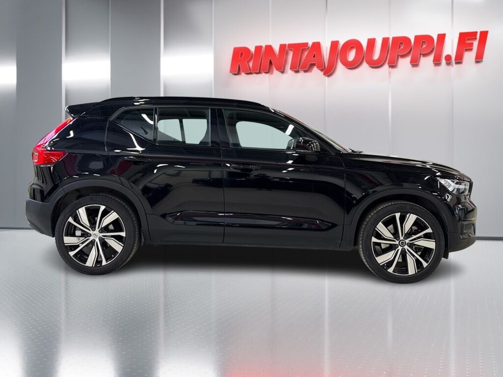 Volvo XC40 2022 Musta