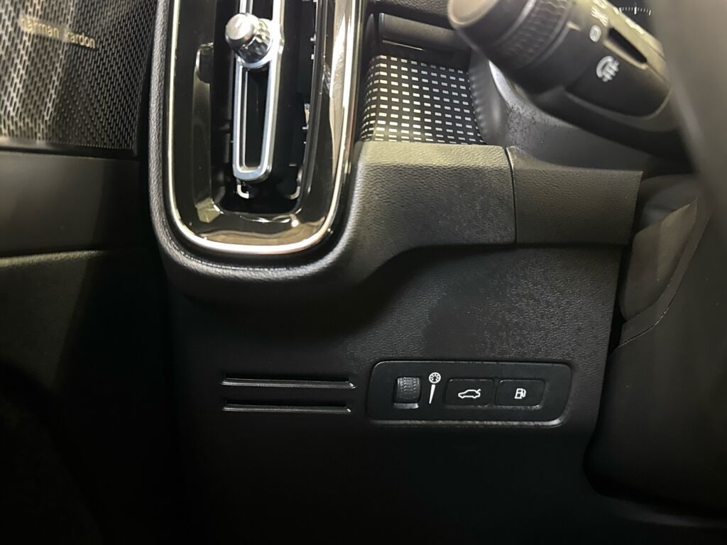 Volvo XC40 2022 Musta