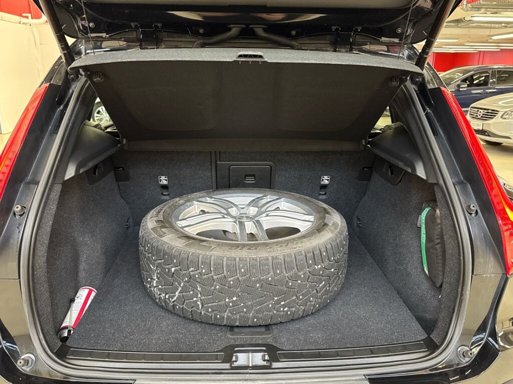 Volvo XC40 2022 Musta