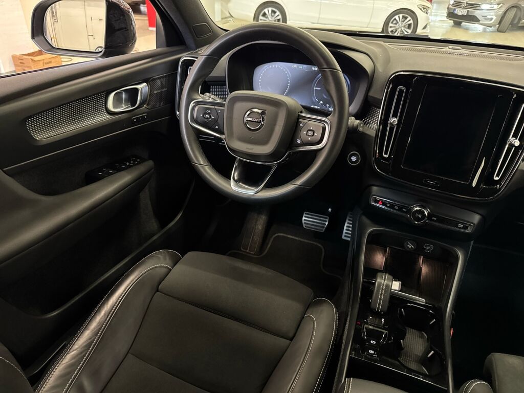 Volvo XC40 2022 Musta